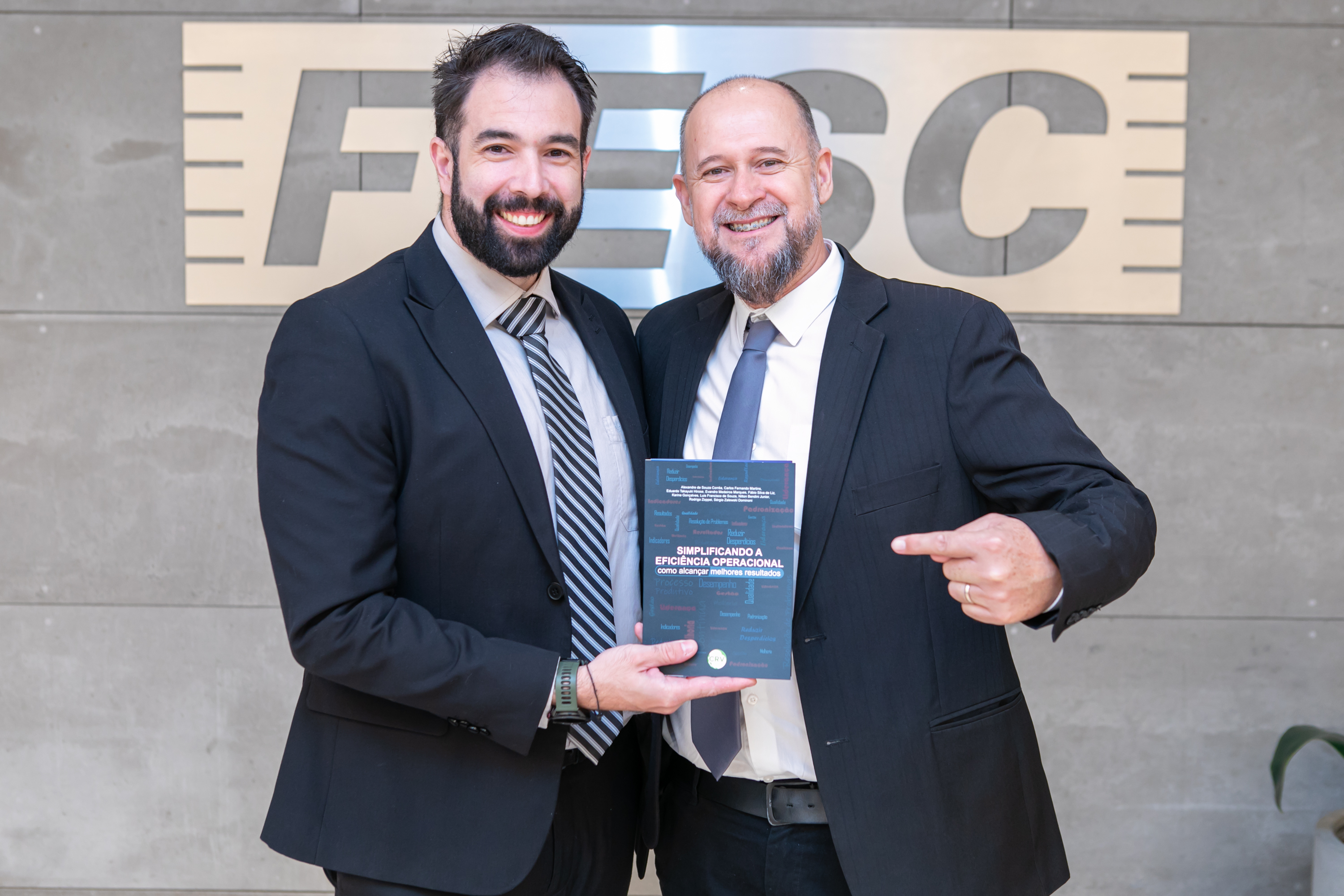 Rodrigo Zoppei (e) e Alceri Schlotefeldt (d), com o livro (foto: Filipe Scotti)