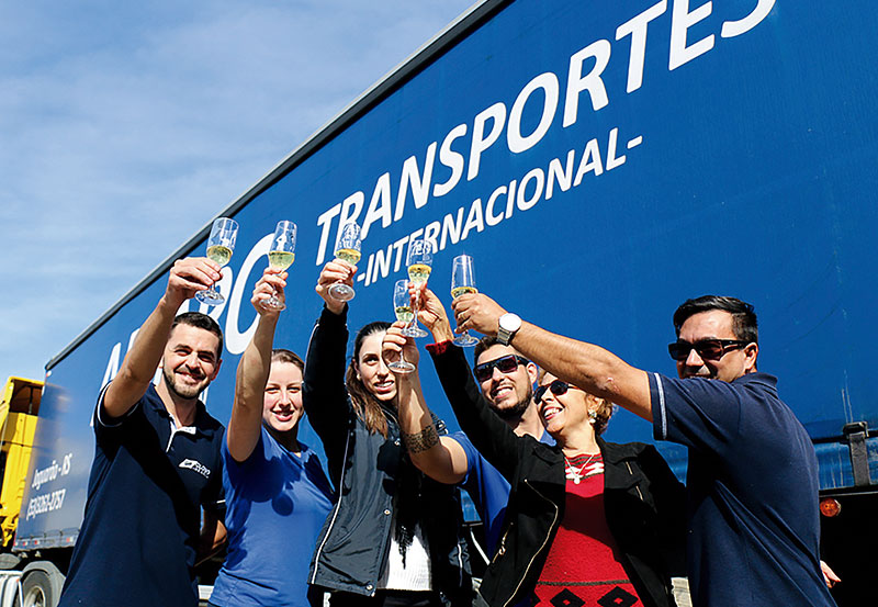 BRILHOLAC Equipe brindou o primeiro embarque para o Uruguai ao lado do caminhão que levou o carregamento