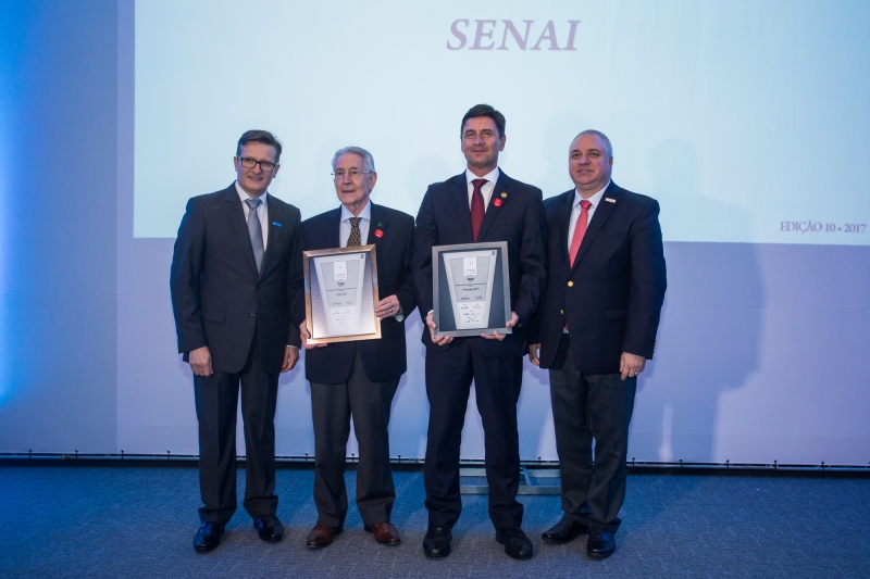 Presidente da FIESC, Glauco José Côrte, e o diretor regional do SENAI, Jefferson de Oliveira Gomes, receberam o reconhecimento dos diretores do Grupo RIC, Roberto Bertolin (esq.) e Albertino Zamarco Jr. (dir.) (foto: Marcos Campos)