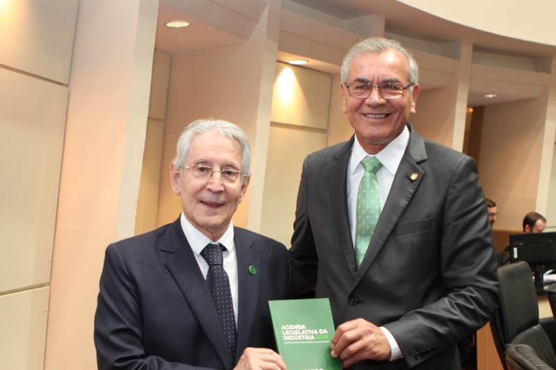 Glauco José Côrte (e), da FIESC, e deputado Silvio Dreveck (foto: Filipe Scotti)