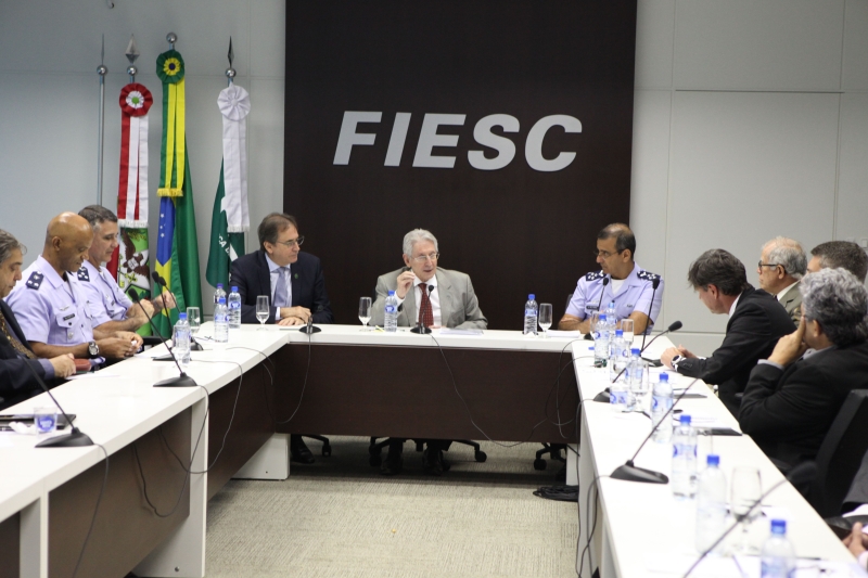 Côrte (c), com o brigadeiro Amaral (d) e o primeiro vice-presidente da FIESC, Mario Cezar Aguiar. Foto: Ivonei Fazzioni