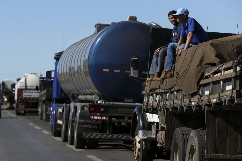 Caminhoneiros protestam contra política de preços da Petrobras (foto: Marcelo Camargo/Agência Brasil)