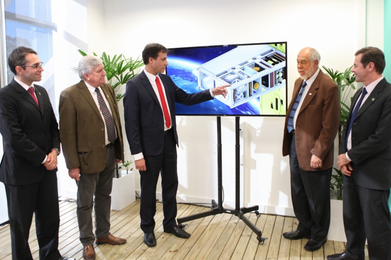 Roberto de Medeiros Jr (Instituto da Indústria/FIESC), Schmitt (FIESC), Campos (Visiona), Guimarães (Embrapii) e Maurício Cappra Pauletti (diretor técnico do SENAI). Foto: Filipe Scotti