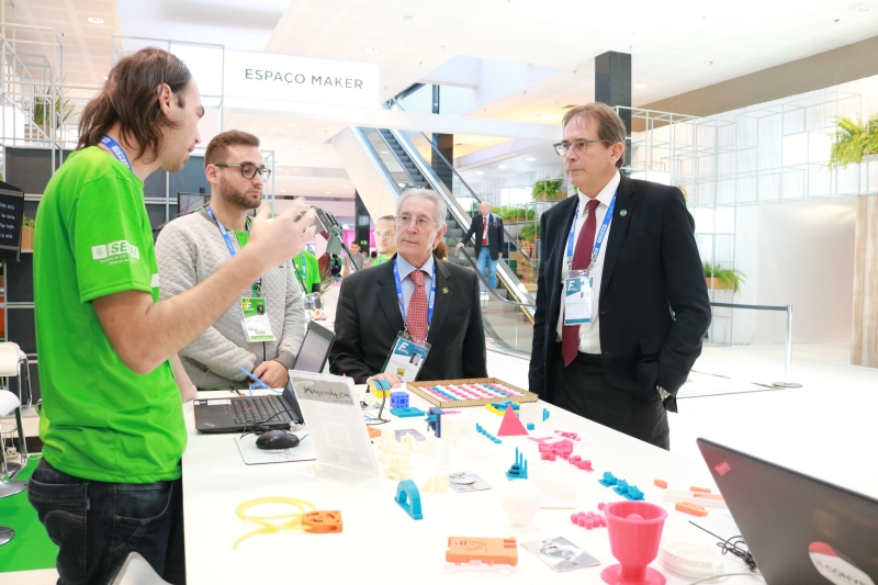 Presidente da FIESC, Glauco José Côrte (esq.), e Mario Cezar de Aguiar (dir.) durante visita à Mostra Inova, que reúne projetos de SESI e SENAI (foto: Ivonei Fazzioni)