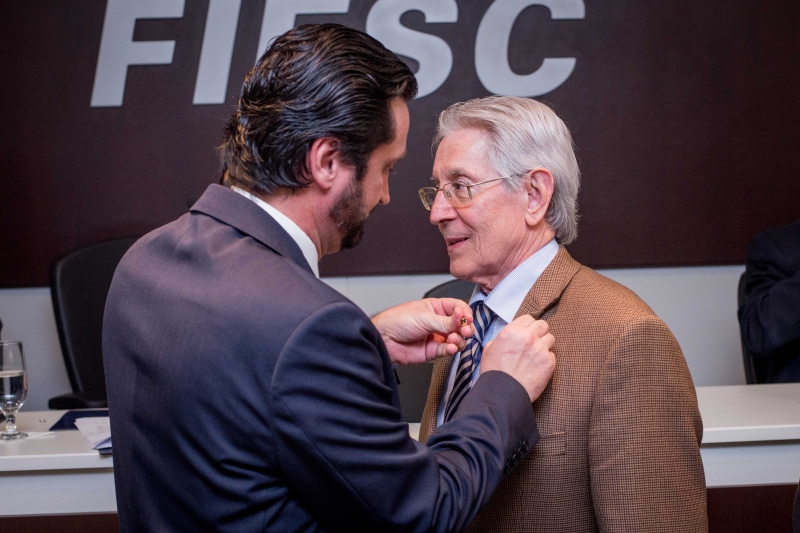 Gilberto Lopes Teixeira prestou a homenagem ao presidente da FIESC. Foto Fernando Mendes