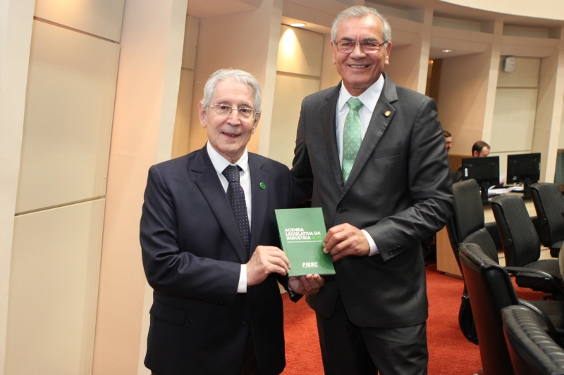Glauco José Côrte (e), da FIESC, e deputado Silvio Dreveck (foto: Filipe Scotti)