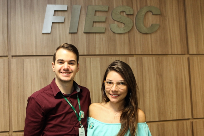 Matheus e Aline estiveram entre os 14 colaboradores de todo o Estado com maior número de menções e que foram recebidos pelo presidente da FIESC. Foto: Filipe Scotti