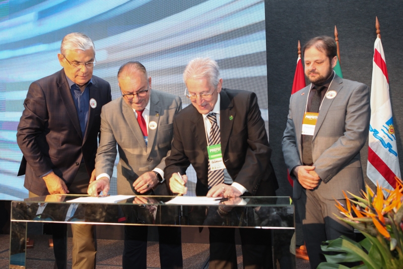 Assinatura acordo cooperação INVESTE SC (foto: Filipe Scotti)