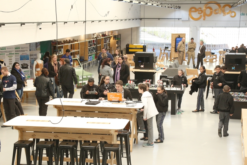 Visitantes interagiram com as atividades do Espaço Maker. Foto: Pedro Waldrich