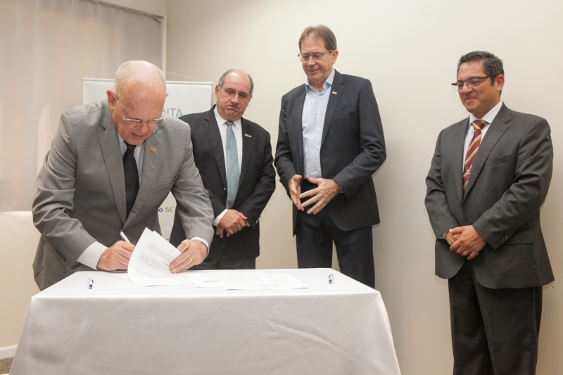 Jonny Zulauf, da Facisc, assina a cooperação com a Argentina (foto: Filipe Scotti)