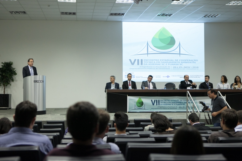 Encontro na FIESC debate saneamento básico em SC