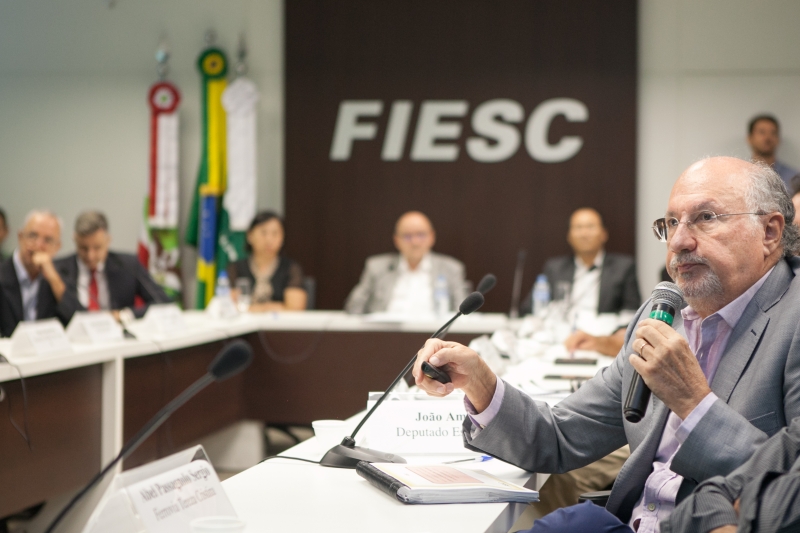 Engenheiro Ricardo Saporiti durante apresentação do trabalho (foto: Filipe Scotti)