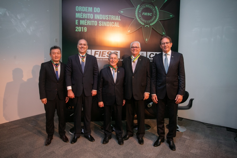 FIESC homenageia industriais e defende nova previdência e incentivos