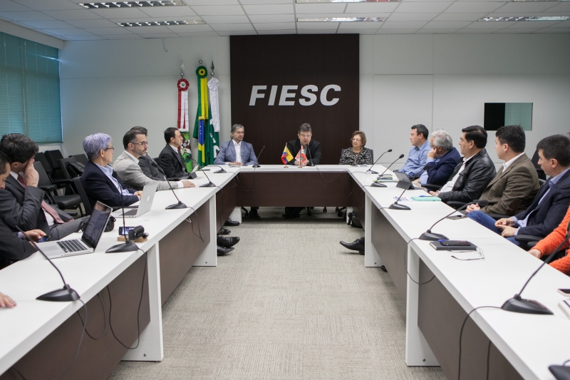 Comitiva do Equador visita SC em busca de parcerias em educação e tecnologia