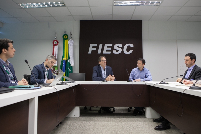 FIESC debate iniciativas de saúde com secretário de estado