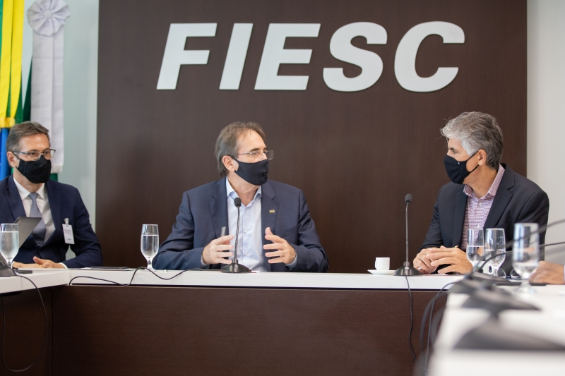 Obenaus (e), Aguiar e o secretário Alfredo dos Santos no encontro on-line que esclareceu detalhes do programa criado pela MP 996/2020. Foto: Filipe Scotti