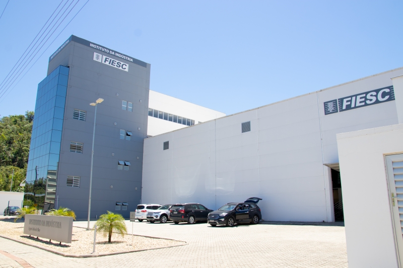 FIESC entrega instituto focado em mobilidade elétrica e energias renováveis