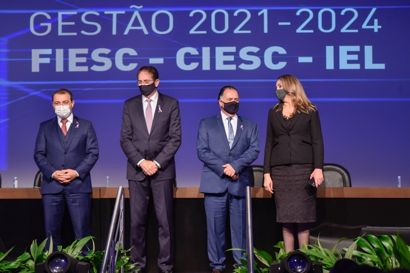 Governador Carlos Moisés, presidente da FIESC, Mario Cezar de Aguiar, 1° vice-presidente da FIESC, Gilberto Seleme, e vice-governadora Daniela Reinehr (foto: Filipe Scotti)
