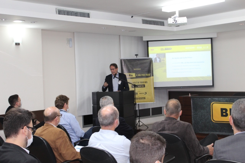 Presidente da FIESC, Mario Cezar de Aguiar, em apresentação no seminário em Navegantes