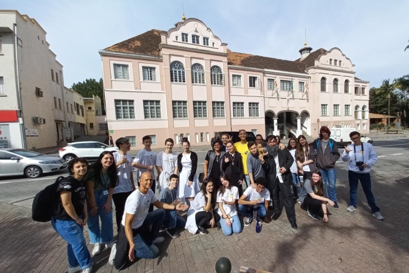 Escola S de Blumenau promove caminhada cultural pelo Centro Histórico