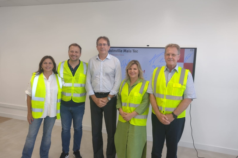 Autoridades de Joinville visitam obras da Escola S no Moinho