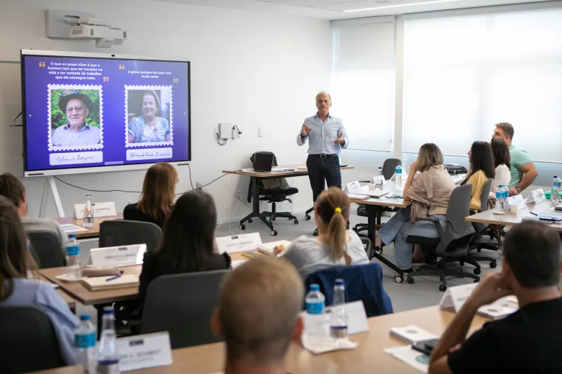 Jaime Franzner relata a história do grupo a participantes da formação executiva voltada à sucessão familiar. Foto: Filipe Scotti