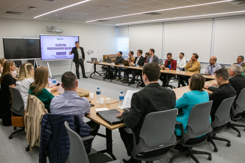 Fiates conduziu os trabalhos com os participantes. Foto: Filipe Scotti