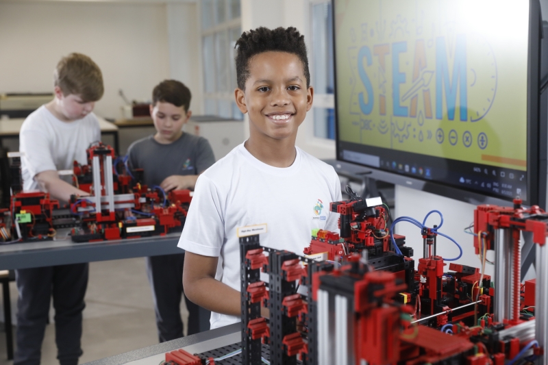 Abordagem de ensino junta teoria e prática, com foco em tecnologia