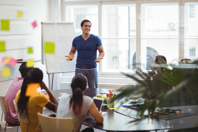 Já ouviu falar em líder educador? Em vez de controlar, ele inspira pelo exemplo!