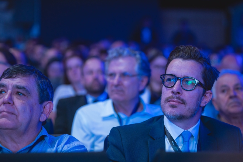 Participantes acompanham painéis e palestras no Radar Summit