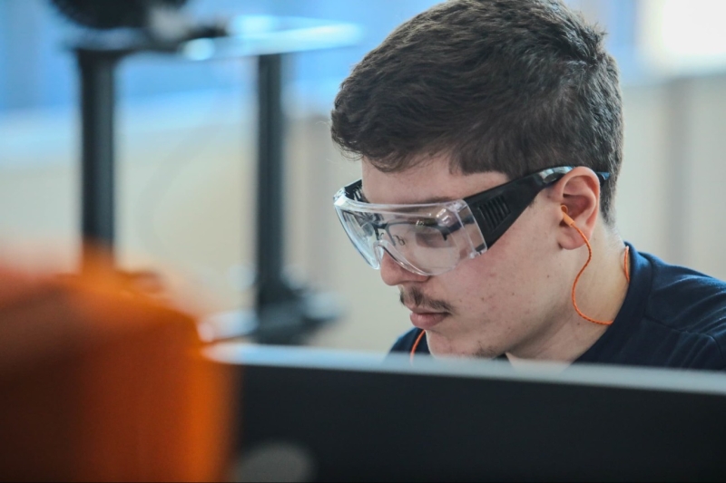 Jovens priorizam salário, possibilidade de crescimento e benefícios, mostra pesquisa