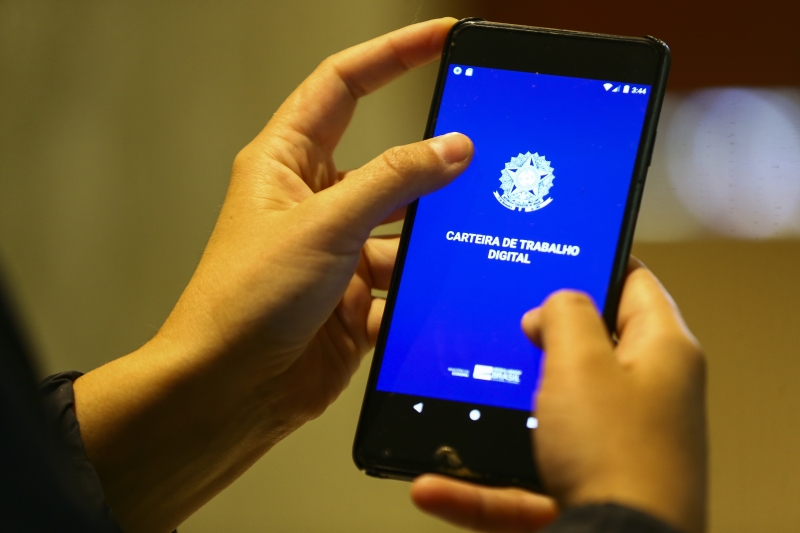 Apesar de 59,2 mil novas vagas em 2025, emprego mostra sinais de desaceleração em SC