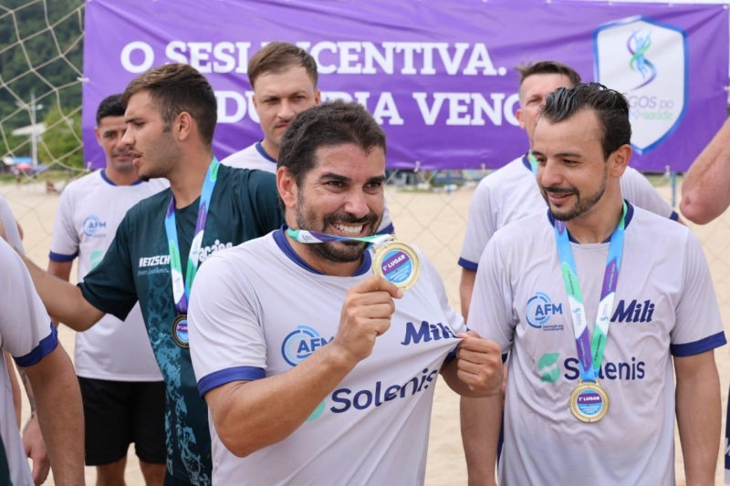 Trabalhador exibe medalha de primeiro lugar no futebol de areia (Fotos Divulgação)