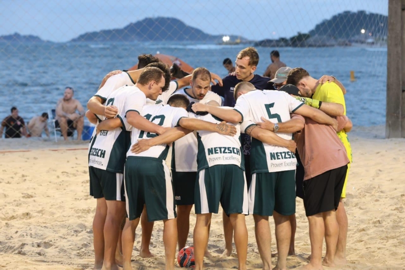 Integração e senso de equipe: trabalhadores se unem antes das partidas finais