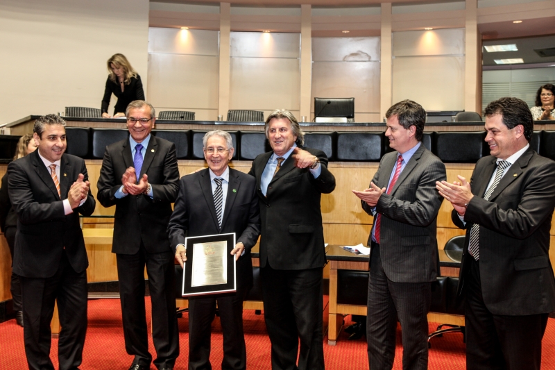 Deputados entregam placa em reconhecimento à Federação. Foto Heraldo Carnieri