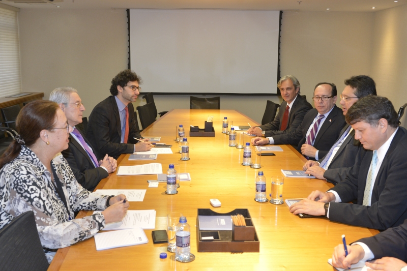 Em Brasília, presidente da FIESC, Glauco José Côrte, reúne-se com o ministro de Indústria e Comércio do Paraguai, Gustavo Leite, e equipe (foto: José Paulo Lacerda/CNI)