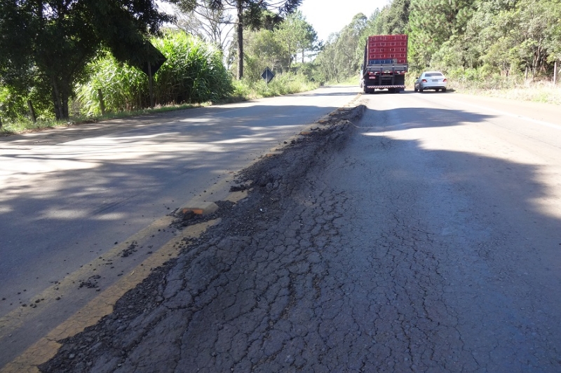 Afundamentos e recalques da pista do Km 178, na SC 350 (foto: Ricardo Saporiti) 