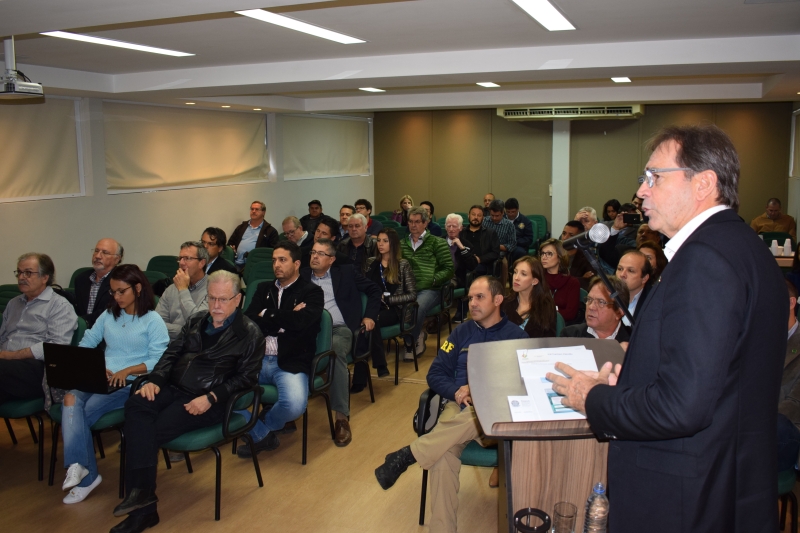 Presidente da Câmara de Assuntos de Transporte e Logística da FIESC, Mario Cezar de Aguiar, durante apresentação em Lages (foto: Catarinas Comunicação)