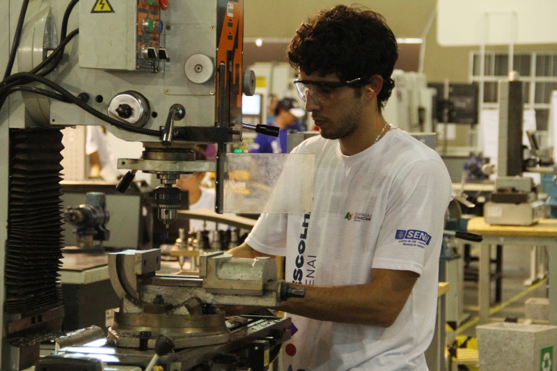 Gustavo disputa a Olimpíada do Conhecimento na ocupação construção de moldes (Foto: Elida Ruivo)