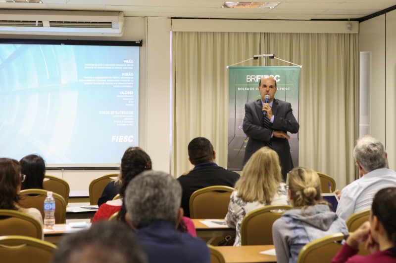 Diretor de meio ambiente da Tetra Pak, Fernando von Zuben, em palestra na FIESC (foto: Filipe Scotti)