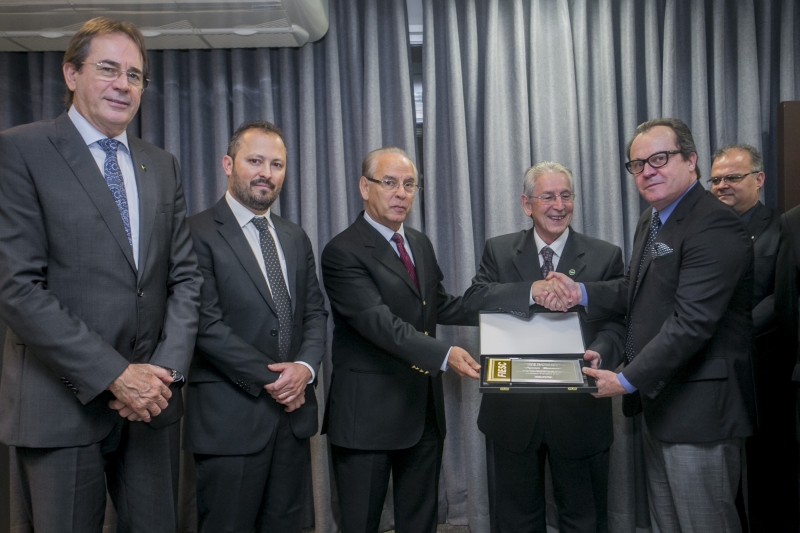 Ademir Arnon (d) recebe homenagem de Glauco José Côrte (Foto: Fernando Willadino)