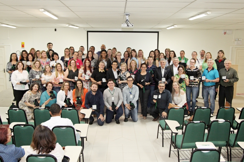 Gestores escolares receberam placas alusivas ao Movimento que serão expostas em suas escolas (Foto Nilto)