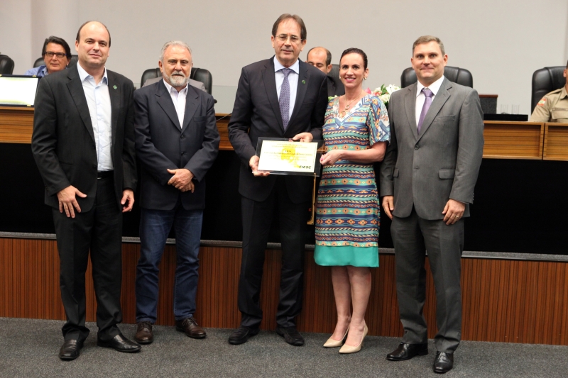 1º vice-presidente da FIESC, Mario Cezar Aguiar, recebe homenagem (Foto: Andre Kopsch)