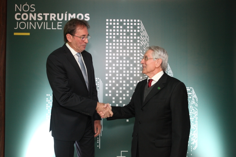 Presidente da FIESC, Glauco José Côrte (d), e Mario Cezar de Aguiar, que assumiu a presidência do Sinduscon de Joinville (foto: André Kopsch)