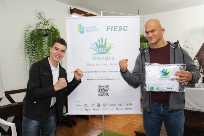 O jovem embaixador Cleiton Danelli e o atleta Junior Cigano (Foto: Ângela Cardoso)