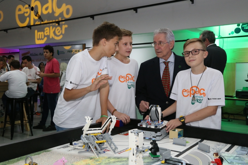 Presidente da FIESC, Glauco José Côrte, visita Espaço de Educação Maker, em Blumenau (Foto: Pedro Waldrich)