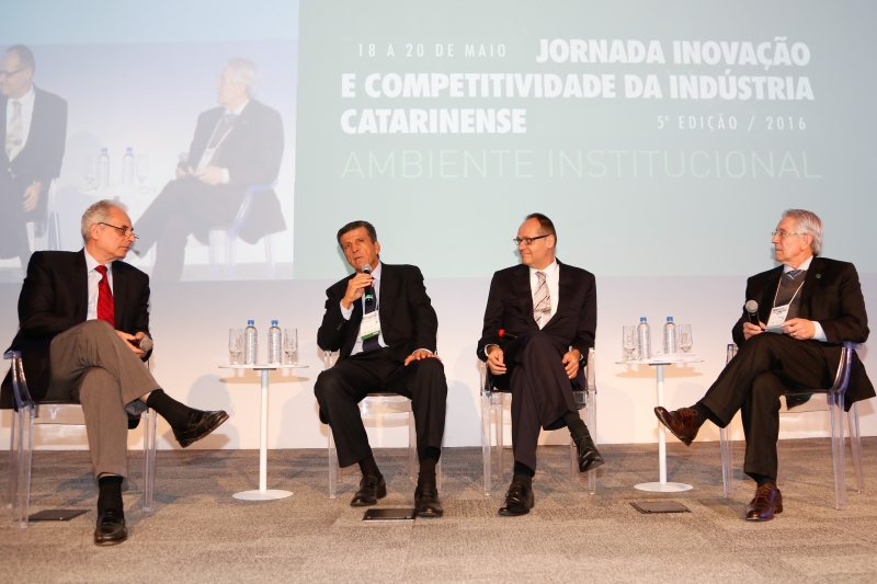 Waack (e), Frischtak, Pessoa e Côrte  durante painel em que foi debatido cenário econômico (foto: Marcus Quint)