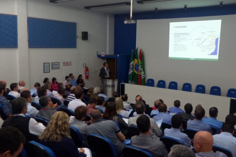 Presidente da Câmara de Assuntos de Transporte e Logística da FIESC, Mario Cezar de Aguiar, durante apresentação em Chapecó (foto: UQ Design)